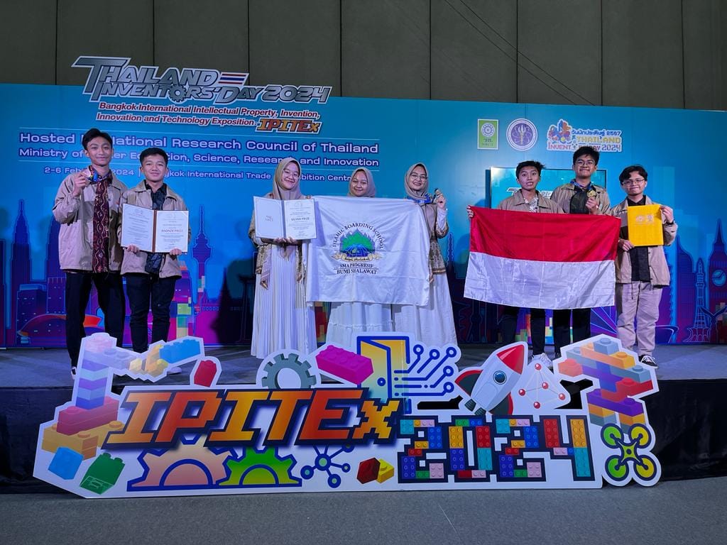 Tim dari SMA Progresif Bumi Shalawat ketika pembagian medali di ajang IPITEX Thailand 2024