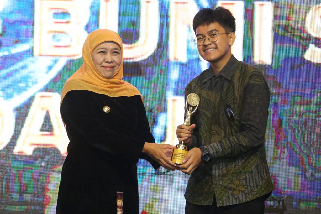 Khumaidy Syafiq El-Maududy saat menerima tropy juara 2 dalam ajang SMA Awards yang diberkan oleh Gubernur Jawa Timur Khofifah Indar Parawansa