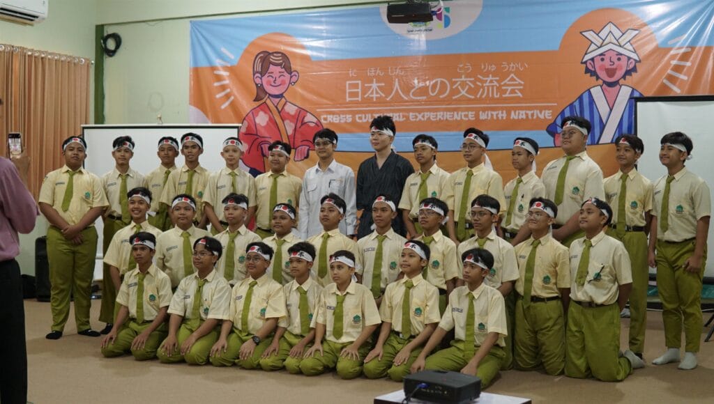 Sesi foto bersama Ryoga Sensei dan Rizqi Sensei