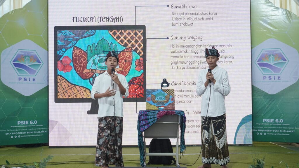 Kelompok dari P5 sedang unjuk karya dengan memadukan batik nusantara dengan logo Ponpes Bumi Shalawat