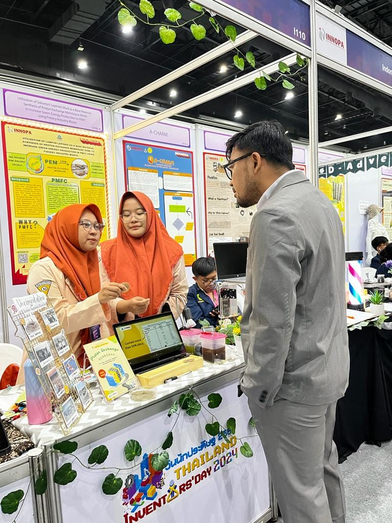 Salah satu tim dari SMA Progresif sedang mempresentasikan hasil penelitiannya