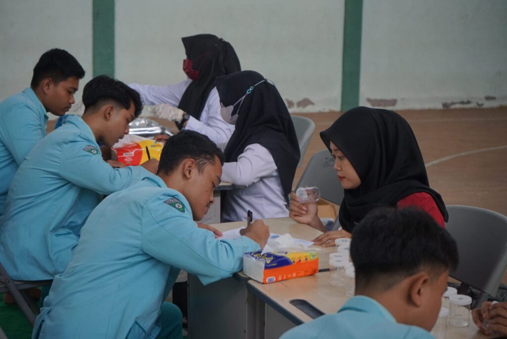 Gambar BNN dan perwakilan kelas XI dan XII sedang tes narkoba