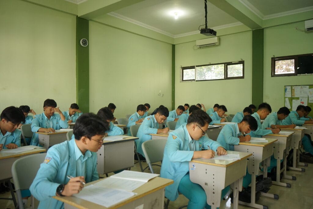 Siswa kelas XII sedang khidmat mengikuti Psikotes dari UNAIR