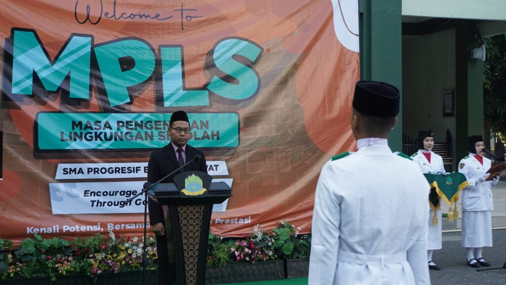 Gambar Mochamad Misbachul Munir Ardy selaku kepala sekolah saat menjadi pembina apel pada apel pembukaan MPLS SMA Progresif Bumi Shalawat