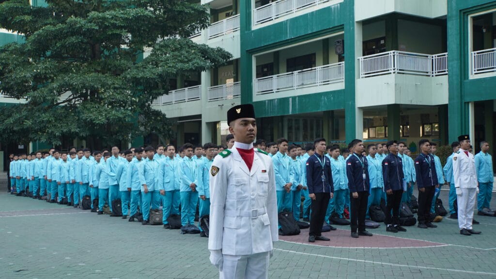 Gambar para siswa sedang khidmat mengikuti apel pembukaan mpls SMA Progresif Bumi Shalawat