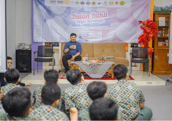 Siswa SMA Progresif sedang mendengarkan penjelas tentang penyakit diabetes milletus