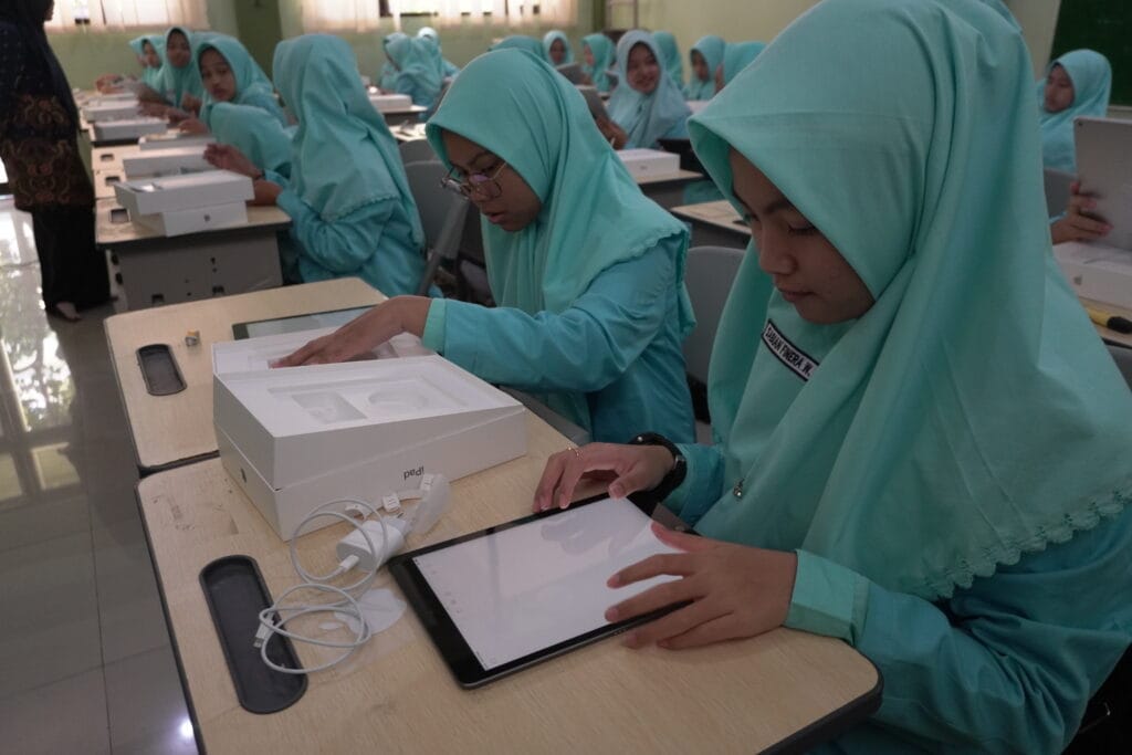 Siswa kelas internasional sedang unboxing iPad