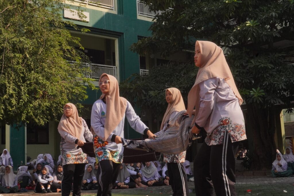 Para siswa putri sedang mengikuti lomba tradisional