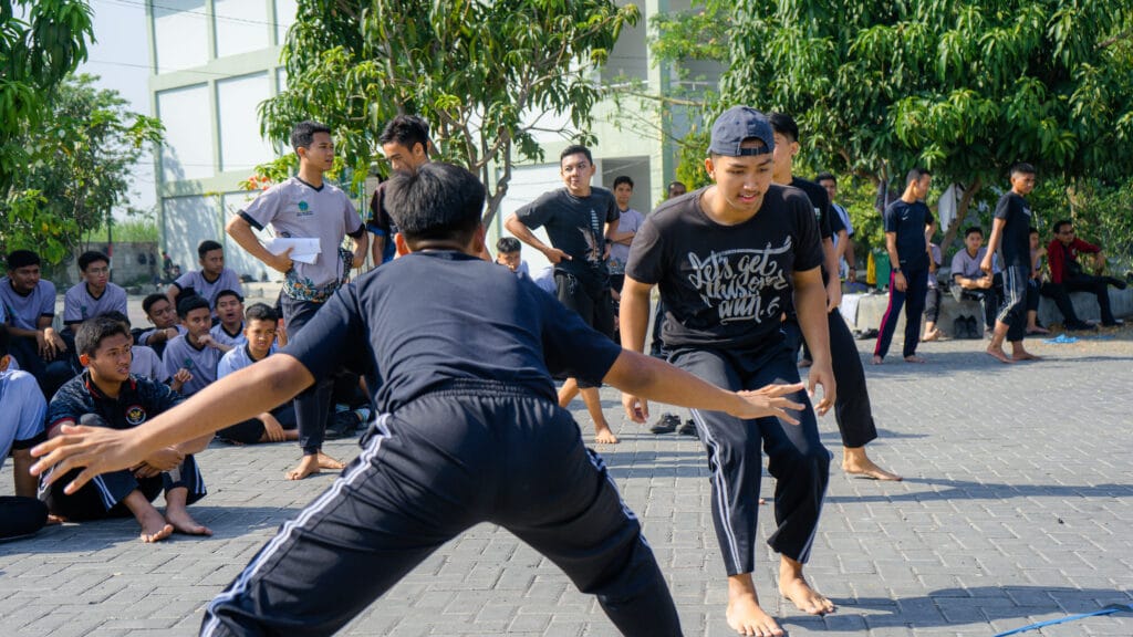 Para siswa putra sedang mengikuti lomba tradisional