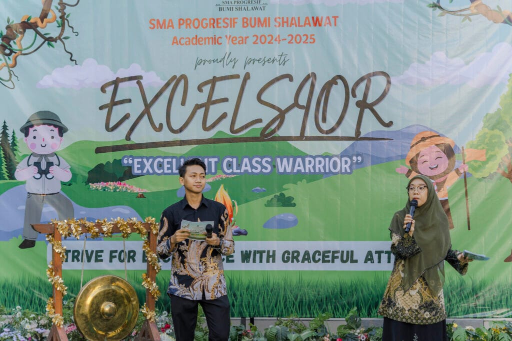 Gambar ustadz Naufal dan Ustadzah Tasya saat memandu acara pembukaan Excelsaor