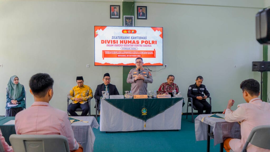 Divhumas Polri bersama para pengurus ayaysan bumi shalawat saat sosialisasi bahaya paham radikalisme